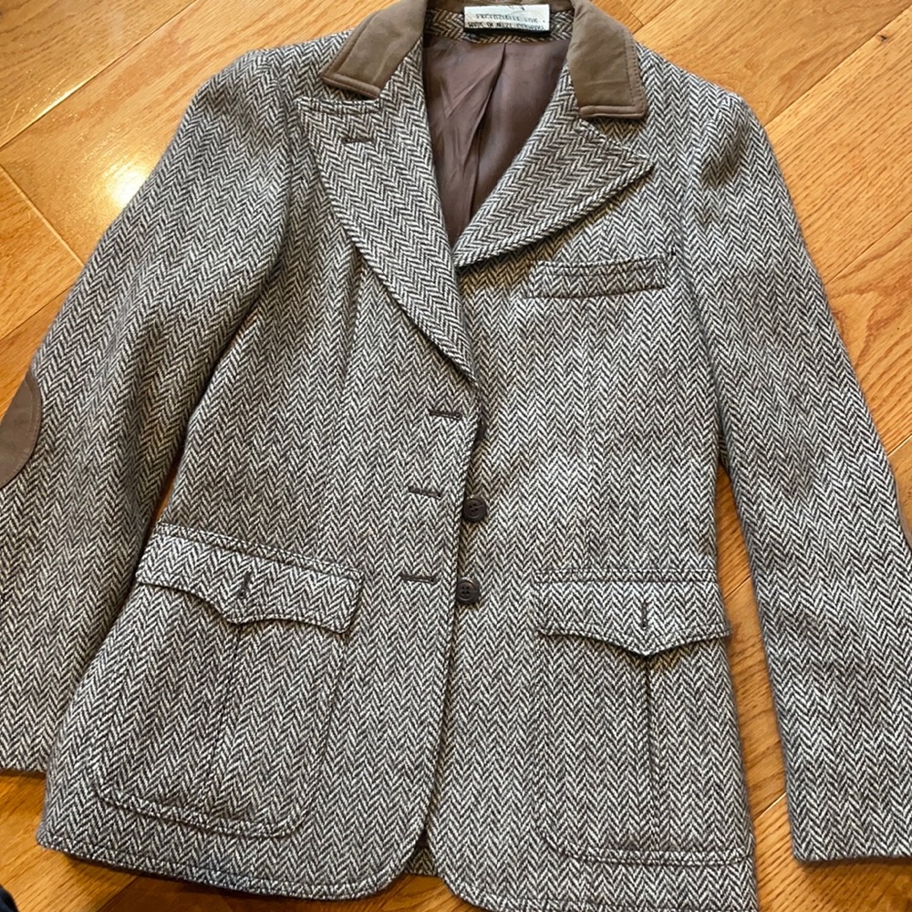 Gorgeous vintage blazer.  Such beautiful details.